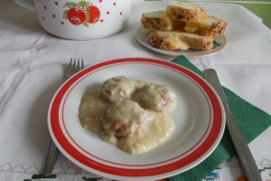 Chiftelute cu sos de smantana reteta de chiftele moi si delicioase