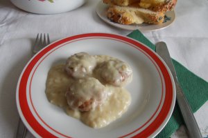 Chiftelute cu sos de smantana reteta de chiftele moi si delicioase