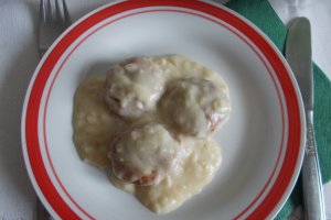 Chiftelute cu sos de smantana reteta de chiftele moi si delicioase