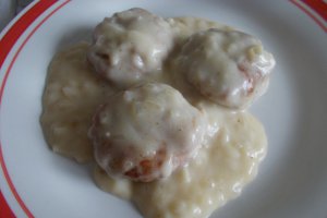 Chiftelute cu sos de smantana reteta de chiftele moi si delicioase