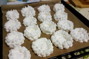 Desert cosulete Pavlova cu crema de lamaie si fructe