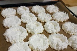 Desert cosulete Pavlova cu crema de lamaie si fructe