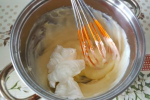 Desert cosulete Pavlova cu crema de lamaie si fructe