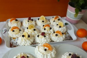 Desert cosulete Pavlova cu crema de lamaie si fructe