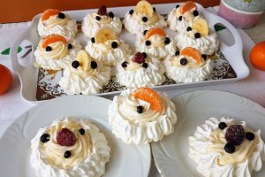 Desert cosulete Pavlova cu crema de lamaie si fructe