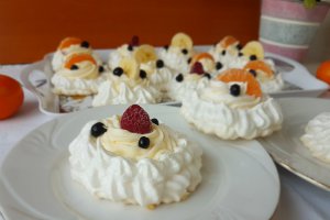 Desert cosulete Pavlova cu crema de lamaie si fructe