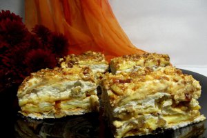 Desert prajitura cu foi de bezea si nuca caramelizata