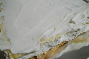 Desert prajitura cu foi de bezea si nuca caramelizata