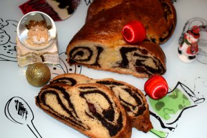 Desert cozonac cu umplutura de mac si visine