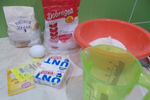 Desert cosulete cu crema de vanilie si fragi din dulceata