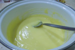 Desert cosulete cu crema de vanilie si fragi din dulceata