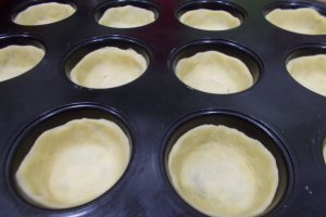 Desert cosulete cu crema de vanilie si fragi din dulceata