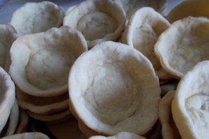 Desert cosulete cu crema de vanilie si fragi din dulceata