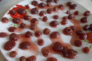 Desert cosulete cu crema de vanilie si fragi din dulceata