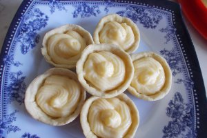 Desert cosulete cu crema de vanilie si fragi din dulceata