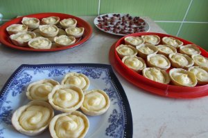 Desert cosulete cu crema de vanilie si fragi din dulceata