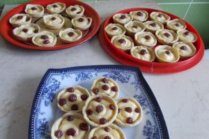 Desert cosulete cu crema de vanilie si fragi din dulceata