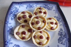 Desert cosulete cu crema de vanilie si fragi din dulceata