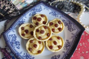 Desert cosulete cu crema de vanilie si fragi din dulceata