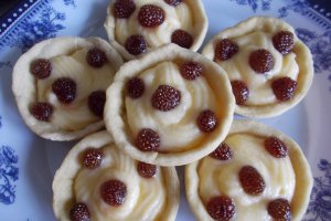 Desert cosulete cu crema de vanilie si fragi din dulceata