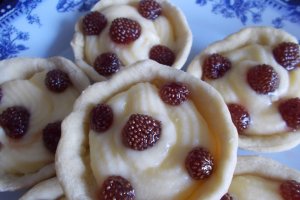 Desert cosulete cu crema de vanilie si fragi din dulceata