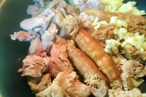 Tocana de cartofi cu carnat si carne de porc