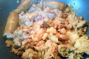 Tocana de cartofi cu carnat si carne de porc