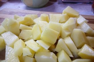 Tocana de cartofi cu carnat si carne de porc
