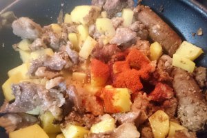 Tocana de cartofi cu carnat si carne de porc