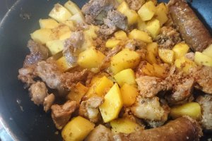 Tocana de cartofi cu carnat si carne de porc