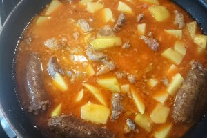 Tocana de cartofi cu carnat si carne de porc