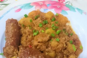Tocana de cartofi cu carnat si carne de porc