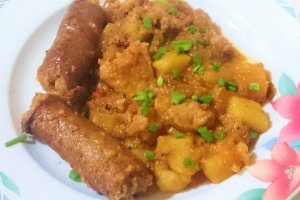 Tocana de cartofi cu carnat si carne de porc