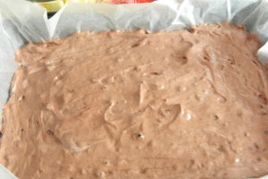 Desert prajitura din albusuri cu gem de afine, mere si bezea