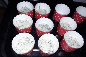 Aperitiv briose cu spanac si carnati proaspeti