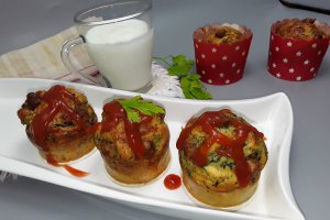 Aperitiv briose cu spanac si carnati proaspeti