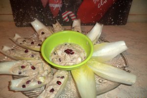 Aperitiv barcute de andive umplute cu salata exotica