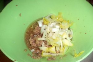 Aperitiv barcute de andive umplute cu salata exotica