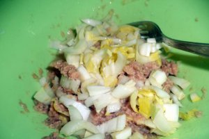 Aperitiv barcute de andive umplute cu salata exotica