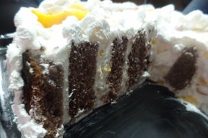 Desert tort cu crema de iaurt si fructe ( din compot )