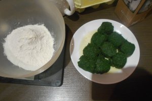 Aperitiv crema de branza cu somon pe blat cu spanac