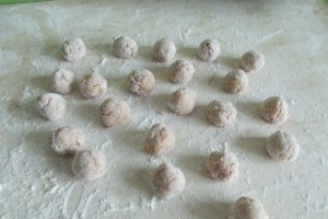 Chiftelute in sos de maioneza cu ceapa