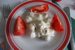 Chiftelute in sos de maioneza cu ceapa