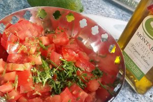 Mancarica de rata cu salata pimentata de rosii
