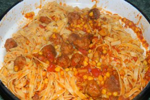 Tagliatelle cu chiftelute, ciuperci si porumb