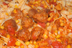 Tagliatelle cu chiftelute, ciuperci si porumb