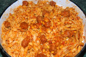 Tagliatelle cu chiftelute, ciuperci si porumb