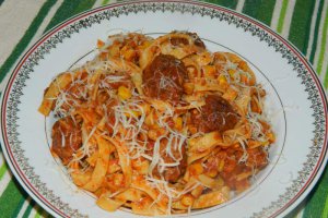 Tagliatelle cu chiftelute, ciuperci si porumb