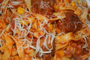 Tagliatelle cu chiftelute, ciuperci si porumb