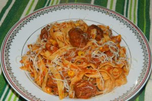 Tagliatelle cu chiftelute, ciuperci si porumb
